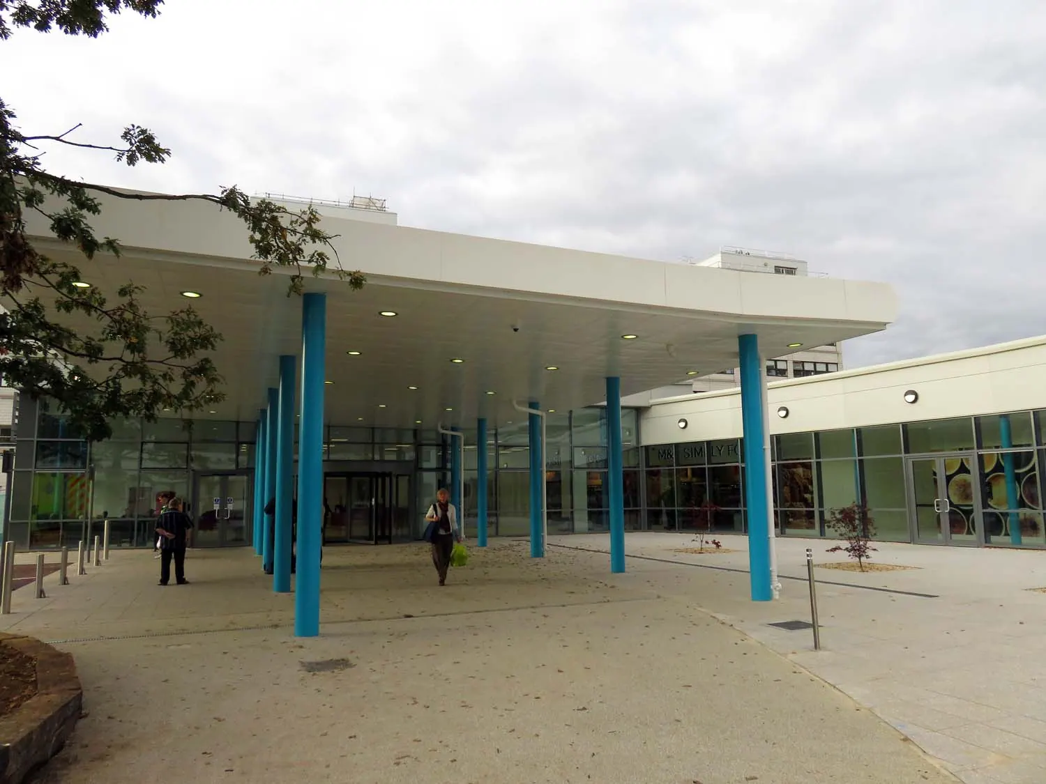 Main entrance of the John Radcliffe Hospital in Oxford